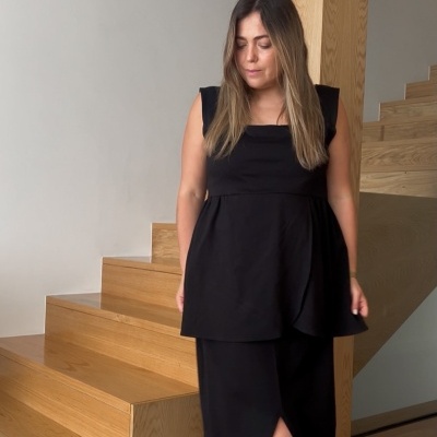 Vestido preto com decote quadrado e saia com racha