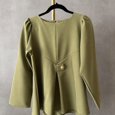 Blusa feminina verde claro com manga longa e botão creme hexagonal