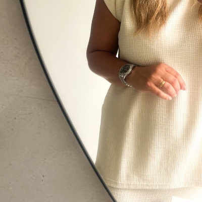 Vestido ou top bege sem mangas em tecido texturizado