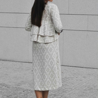 Conjunto feminino bege com padrão clássico e sapatos de salto médio abertos