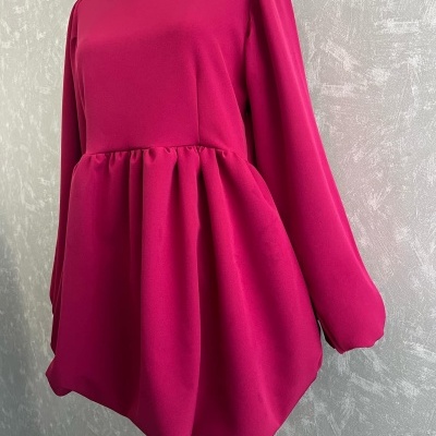 Vestido fúcsia de manga longa com saia franzida e formato irregular