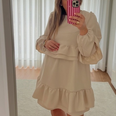 Vestido curto bege com detalhes franzidos e mangas bufantes