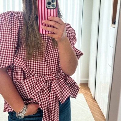 Blusa feminina xadrez vermelho e branco com laço grande e mangas bufantes