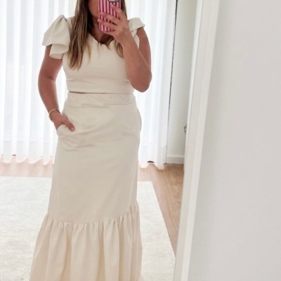 Vestido comprido branco com folho e mangas bufantes