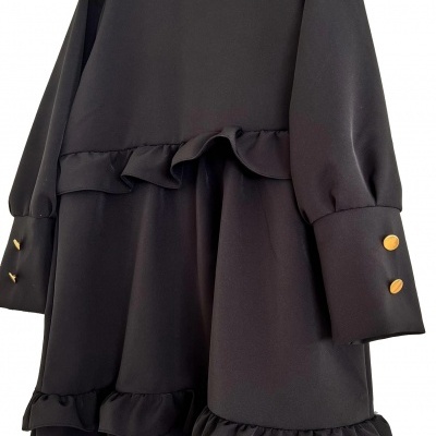 Vestido preto com folhos e botões dourados