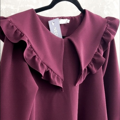 Blusa vinho com gola grande e babados em cabide preto