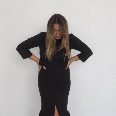 Vestido comprido preto com rasgo e folho.