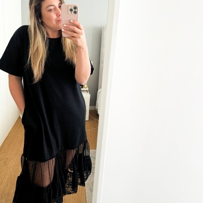 Vestido preto com parte inferior em renda transparente e manga curta