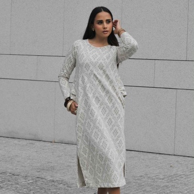 Vestido comprido cinza claro com padrão geométrico subtil e manga comprida.