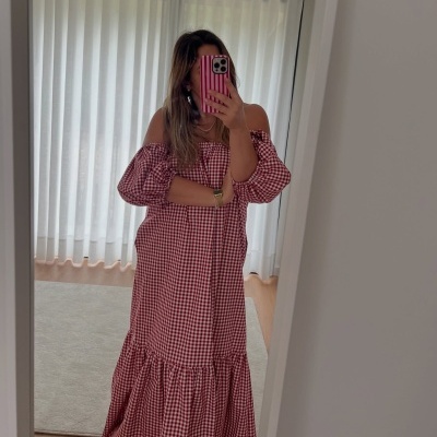 Vestido comprido xadrez vermelho e branco com ombros descobertos e mangas bufantes