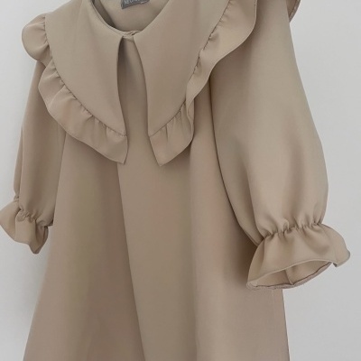 Blusa bege com gola ampla e babados e mangas com punhos franzidos