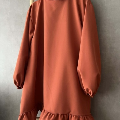 Vestido terracota com folhos em gola e barra pendurado em cabide