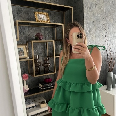 Vestido verde babados em ambiente interior com decoração moderna