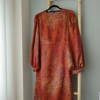 Vestido laranja com padrão em escada de madeira