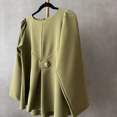 Blusa verde oliva de mangas compridas e botão decorativo