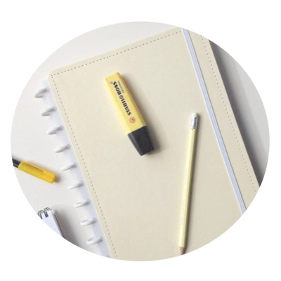 Caderno bege com elástico branco, caneta amarela e marcador Stabilo Boss Original amarelo