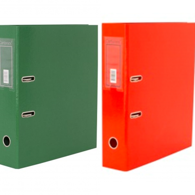 Duas caixas arquivo de papelão, uma verde e outra vermelha, com etiquetas e orifícios metálicos