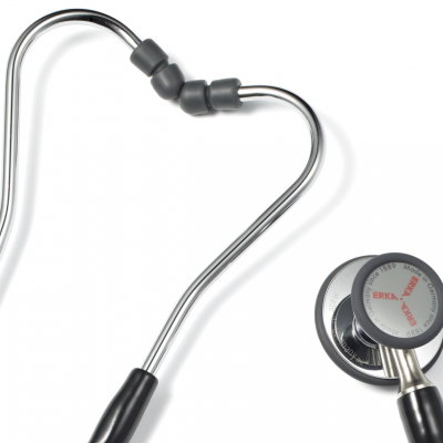 Estetoscópio metálico com borracha preta e auscultador com texto BRK NURSE