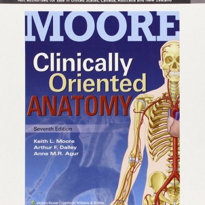 Capa do livro Clinically Oriented Anatomy, sétima edição, com imagem de esqueleto humano