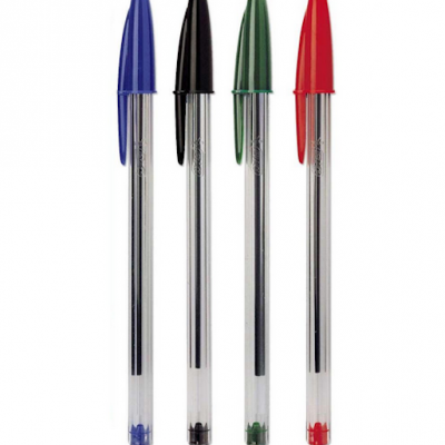 Quatro esferográficas com tampa azul, preta, verde e vermelha