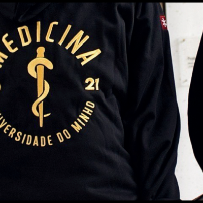 Casacos pretos com texto e símbolo amarelo de Medicina da Universidade do Minho