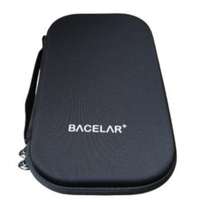 Estojo rígido preto com texto BACELAR+.