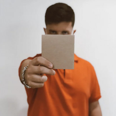 Homem segurando uma caixa pequena de papelão