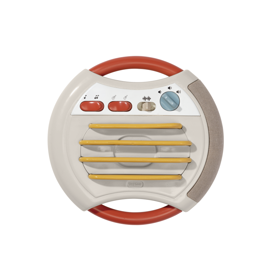 Rádio retro creme com botões vermelhos e azul, grade dourada e alças vermelhas