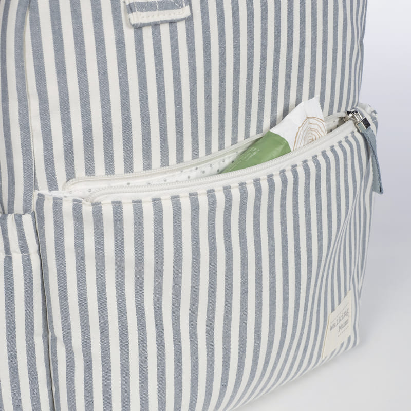 Mochila riscada com bolso frontal e embalagem verde e branca dentro