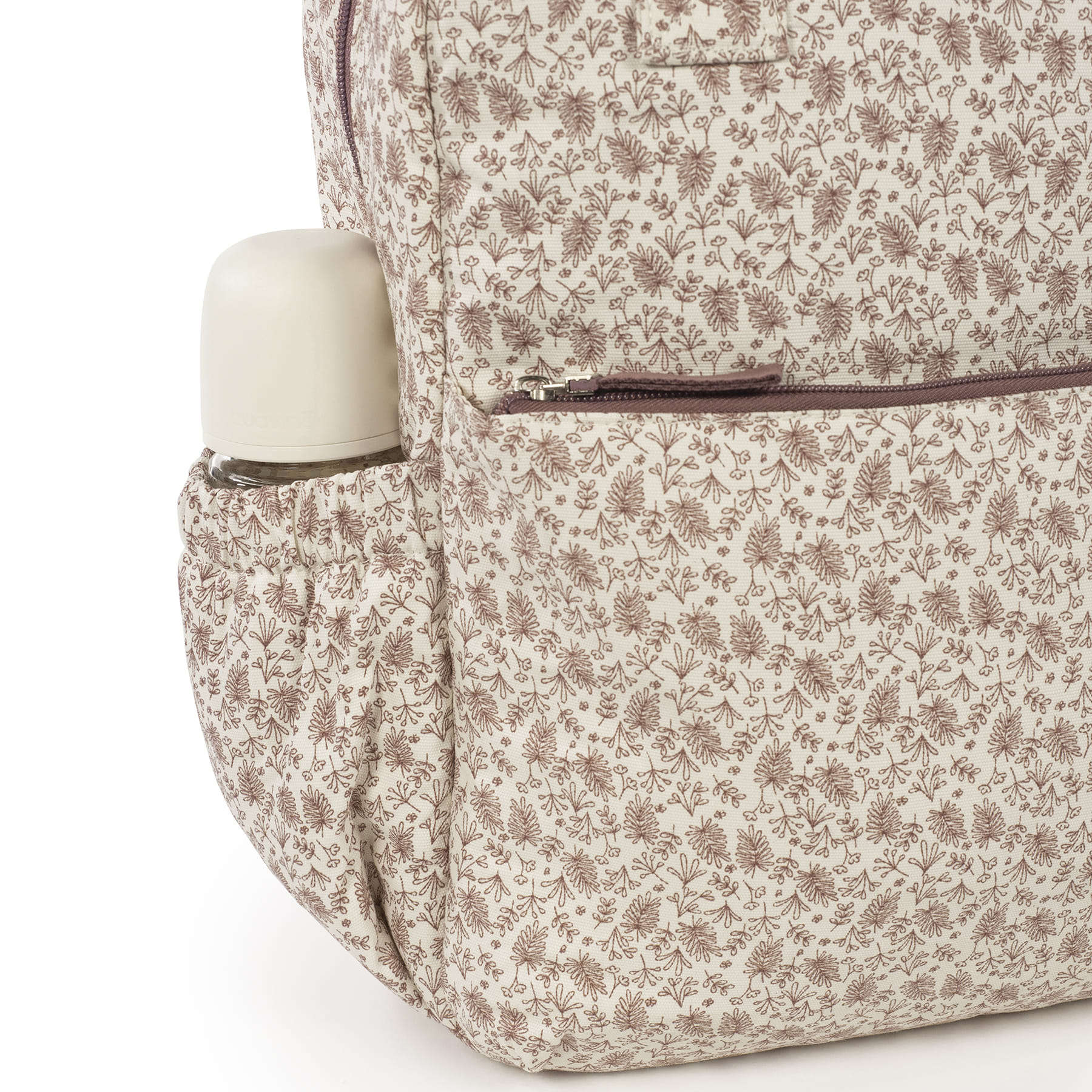 Mochila creme com padrão floral castanho e bolso lateral com garrafa térmica branca
