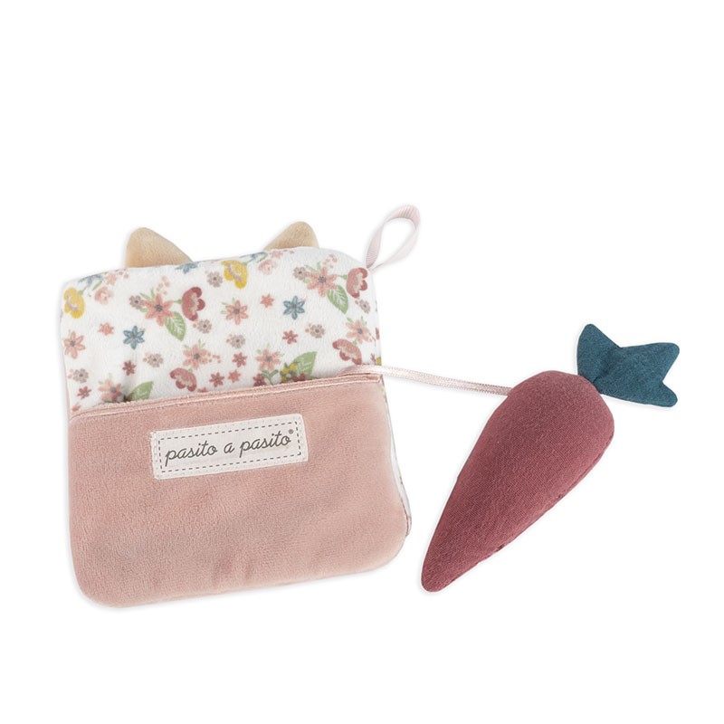 Porta-chupetas em tecido floral e rosa com acessório de cenoura de tecido