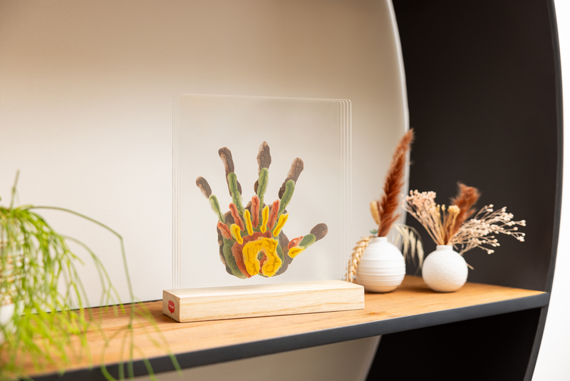 Painel acrílico com impressão colorida de mão, base em madeira, vasos brancos com flores secas numa prateleira