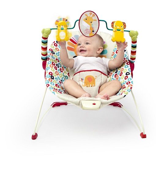 Bebé numa cadeira de descanso colorida com brinquedos animais