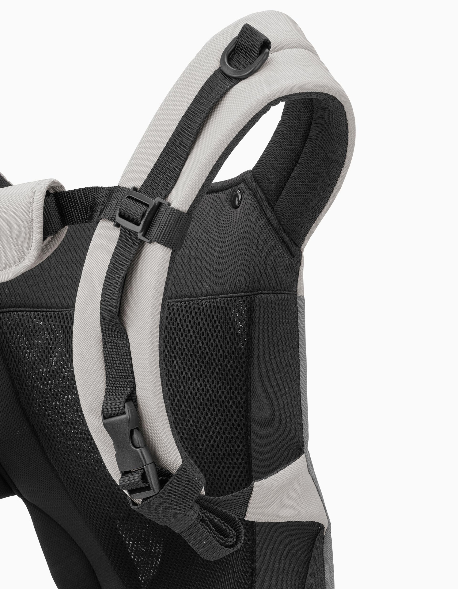 Mochila preta e cinza com alças acolchoadas e tiras ajustáveis