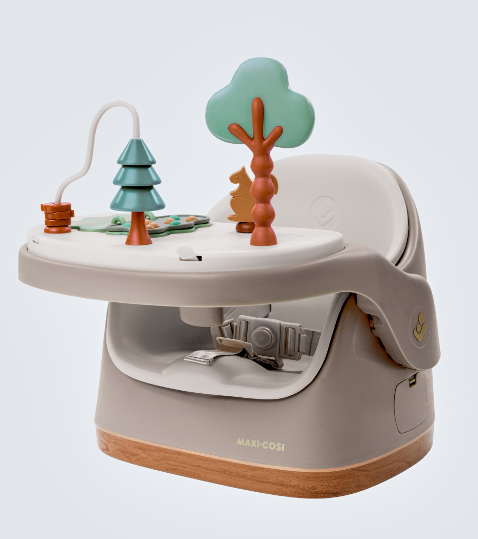 cadeira de bebé Maxi-Cosi bege com brinquedos no tabuleiro