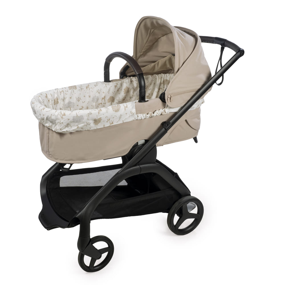 Carrinho de bebé bege com interior estampado e estrutura preta