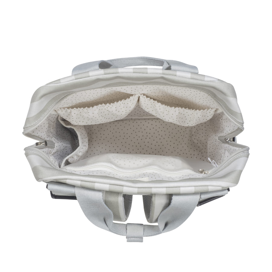 Mochila cinzenta clara vista de cima com compartimentos internos em tecido bege com padrão de pontos