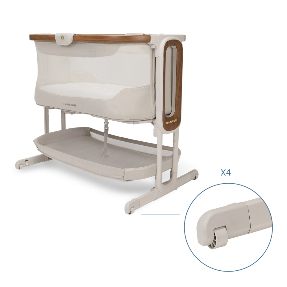 Berço junto à cama Maxi-Cosi bege com estrutura metálica e detalhes em madeira