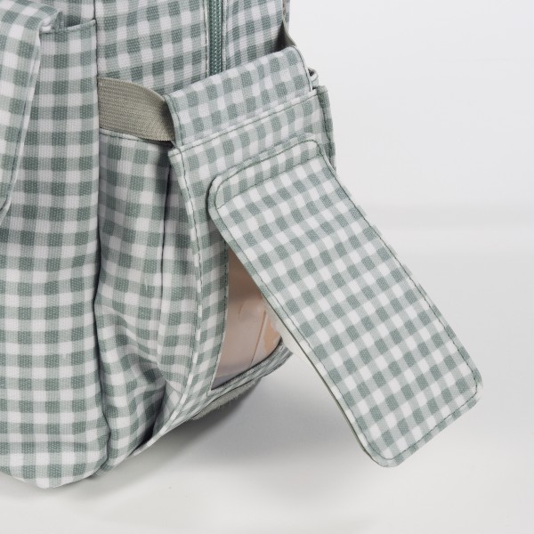 Mochila com padrão xadrez cinza e branco e bolso lateral aberto