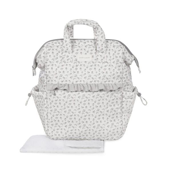 mochila para bebé branca com flores cinzentas e babado xadrez cinza com trocador branco
