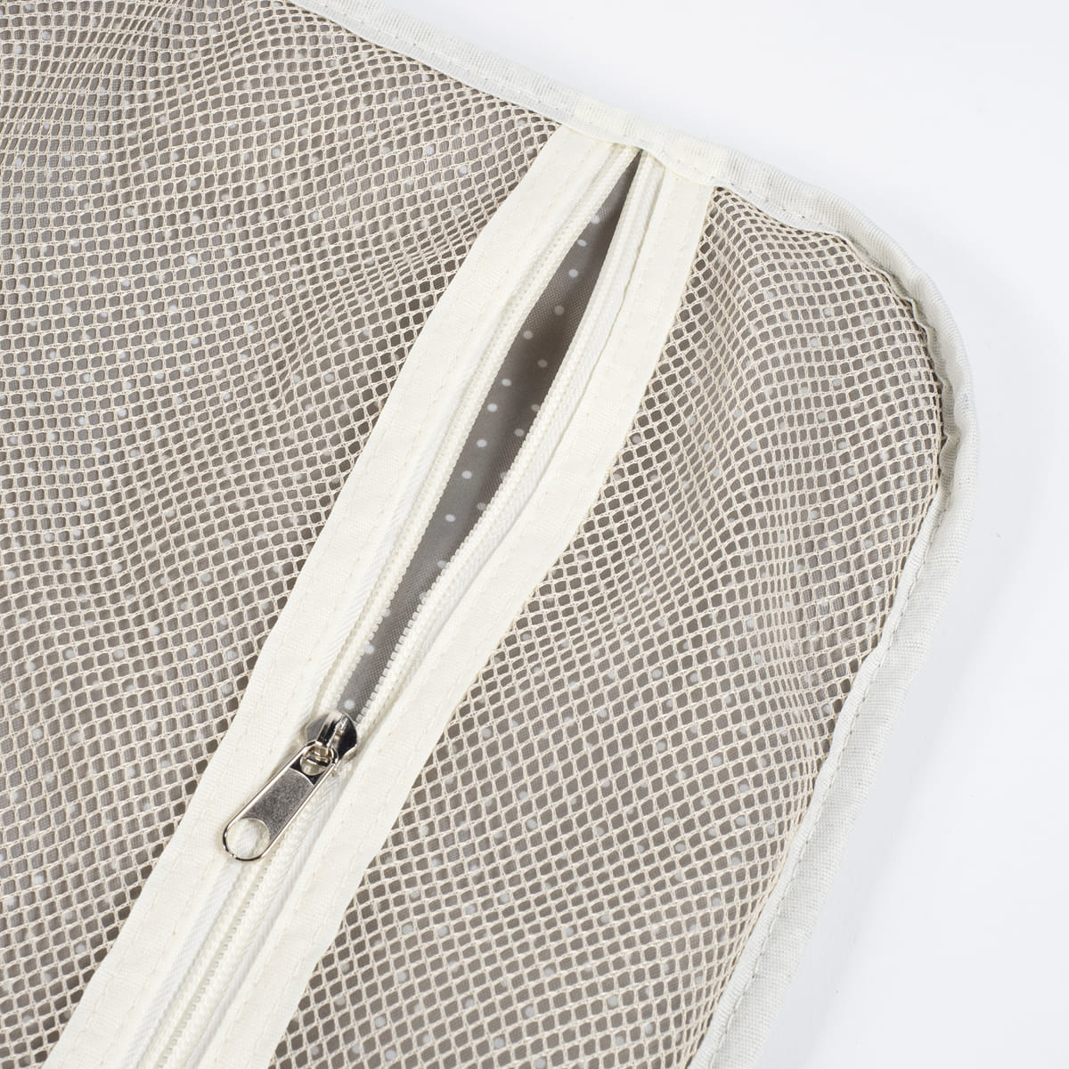 Bolsa de malha bege com fecho de correr branco sobre fundo branco.