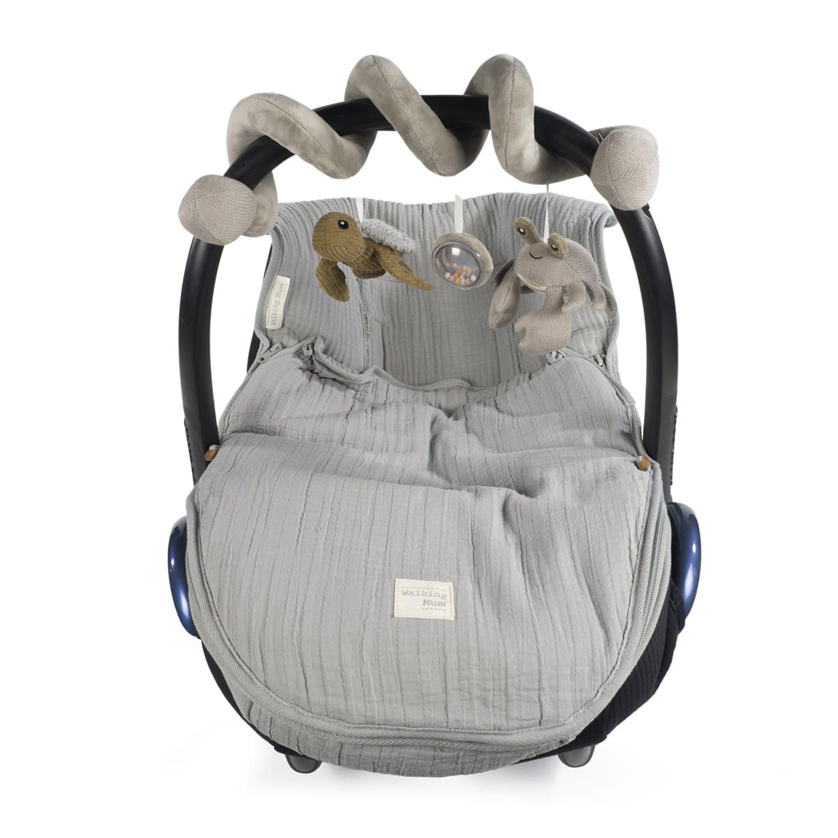 Capa cinza com padrão texturizado em cadeirinha de bebé e brinquedos pendurados.