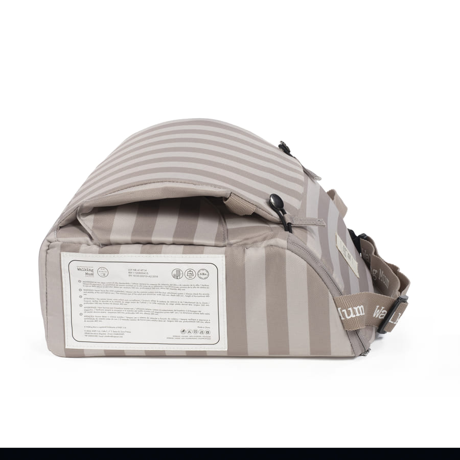 Mochila com padrão de riscas cinza e bege, vista lateral mostrando etiqueta e fecho preto