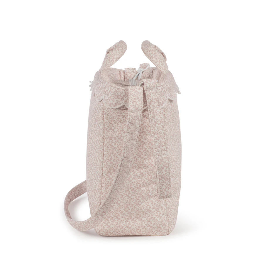 Mochila cor-de-rosa claro com padrão floral e alças ajustáveis.