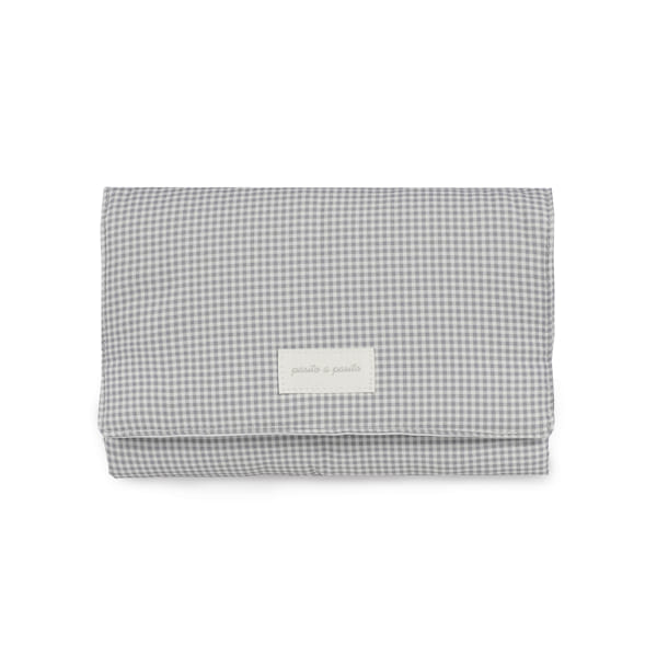 Bolsa de tecido xadrez cinza e branco com etiqueta pasito a pasito