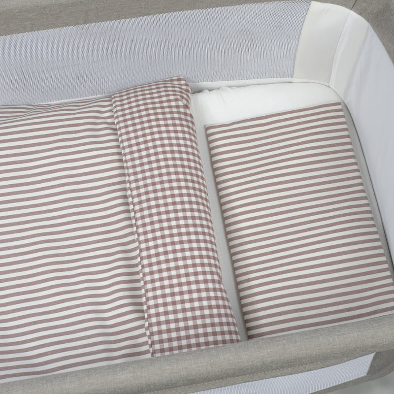 Berço para bebé com têxteis em riscado e xadrez castanho claro e branco