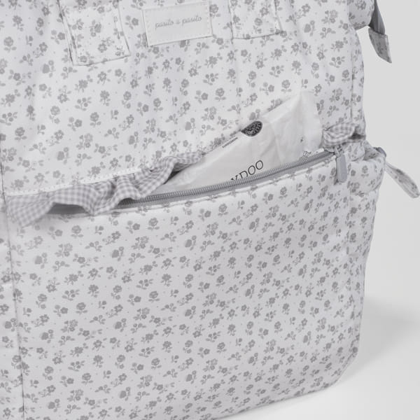Bolsa de tecido branco com padrão floral cinzento e bolso frontal com fecho