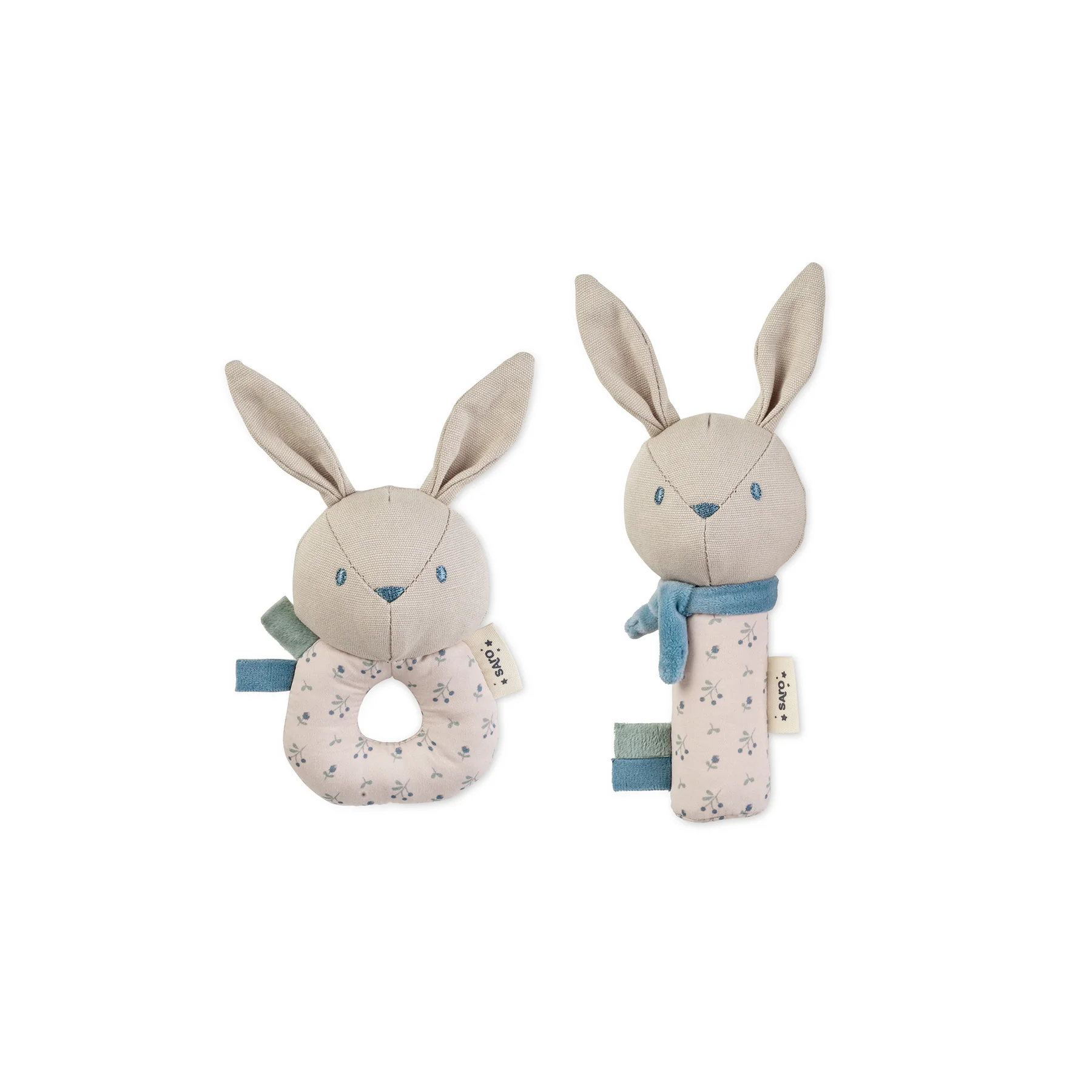 Dois brinquedos de peluche em forma de coelho para bebé, tecidos bege com padrões florais e etiquetas.