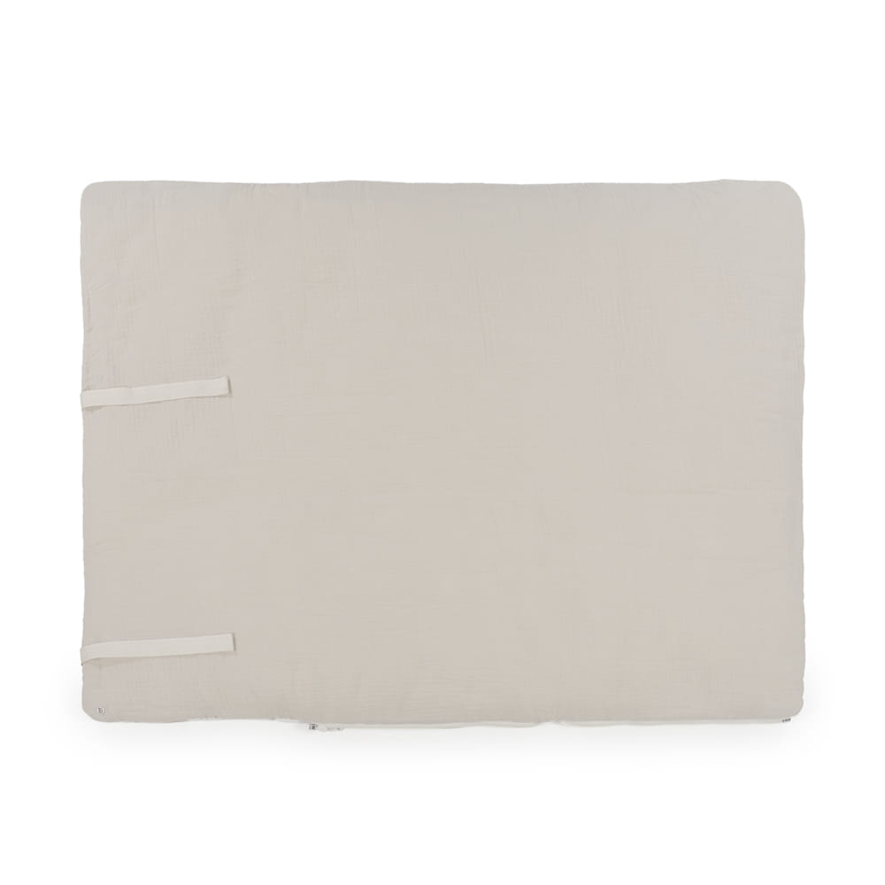 Colchão retangular bege claro com fitas laterais em fundo branco