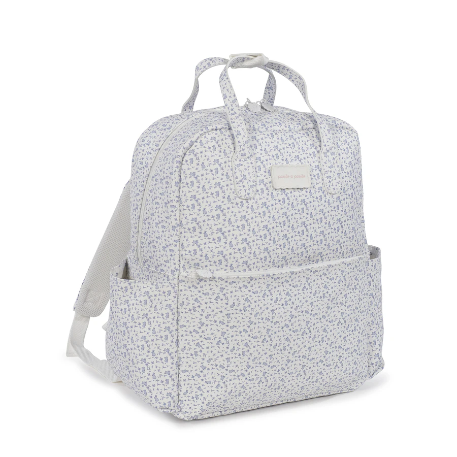 mochila branca com padrão floral lilás e alças ajustáveis
